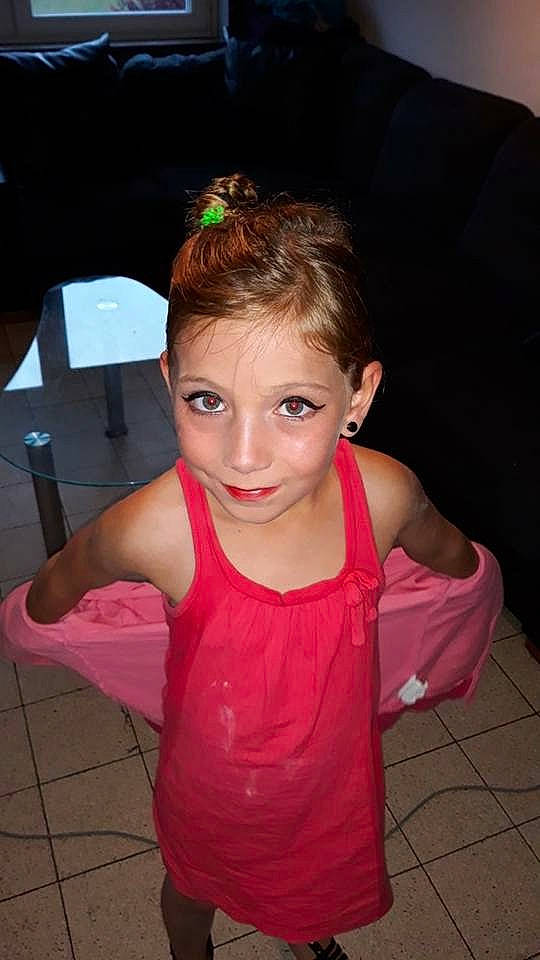 Elysa a rejoint le concours — aidez-le/la à gagner de superbes lots ! beauty, blond, child, chin, day, eye, face, fun, girl, hair, hairstyle, head, human_hair_color, lady, person, pink, red, shoulder, skin, smile