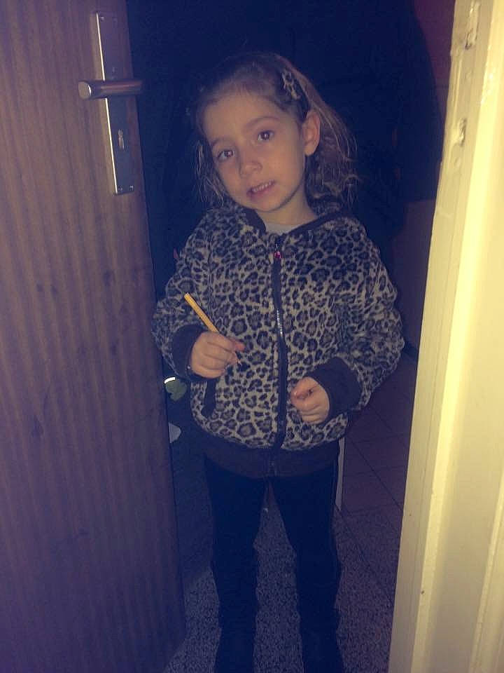 Elysa a rejoint le concours — aidez-le/la à gagner de superbes lots ! black_hair, clothing, cool, day, eye, fun, girl, hair, human, human_body, human_hair_color, jeans, joint, long_hair, organ, outerwear, person, shoulder, snapshot, standing