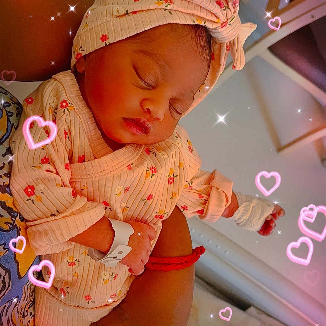 Keïlyanna Marie Enza participe au concours pour gagner de l'argent avec cette photo : accessories, baby, beanie, bodypart, bonnet, cap, clothing, costume, face, finger, glove, hand, hat, head, mouth, newborn, pattern, person, photography, portrait