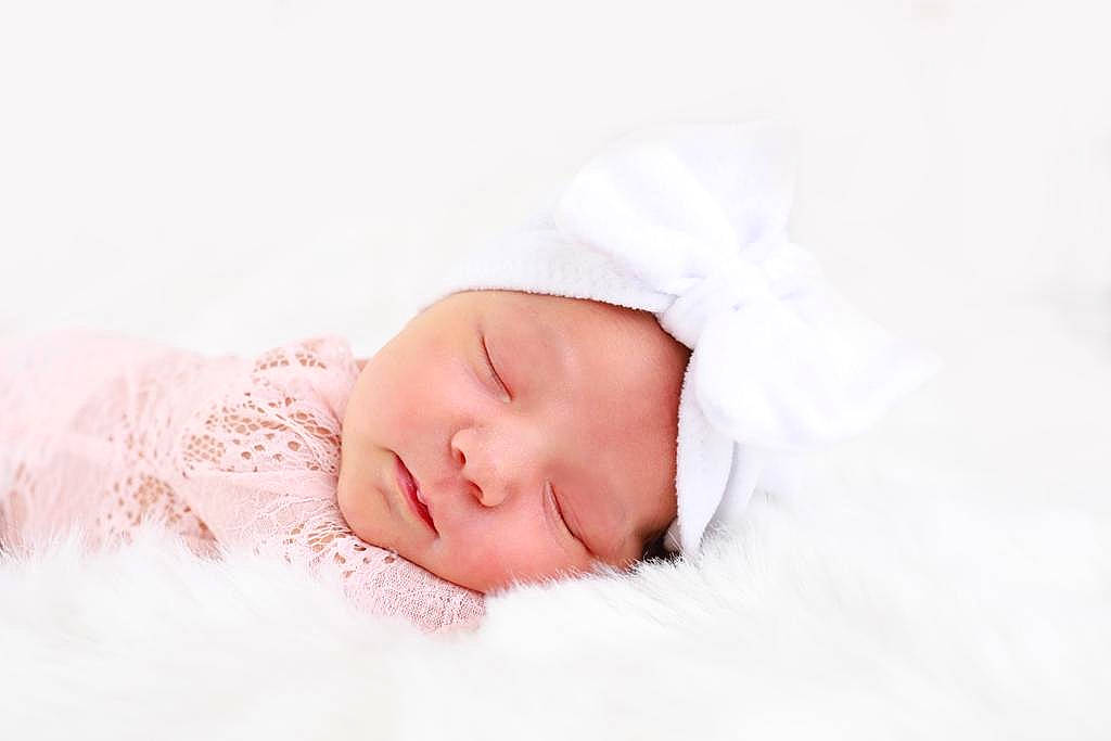 Livia participe au concours pour gagner de l'argent avec cette photo : baby, baby_sleeping, baby_toddler_clothing, beanie, bedtime, cheek, child, comfort, fashion_accessory, flash_photography, fur, happy, headwear, linens, pattern, person, portrait, portrait_photography, sleep, sleeve
