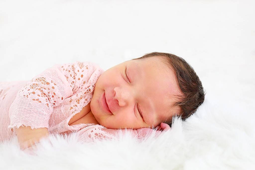 Livia participe au concours pour gagner de l'argent avec cette photo : baby, baby_sleeping, bedding, bedtime, child, comfort, fashion_accessory, flash_photography, fur, happy, laugh, linens, lip, nap, person, photo_shoot, portrait, portrait_photography, sitting, smile