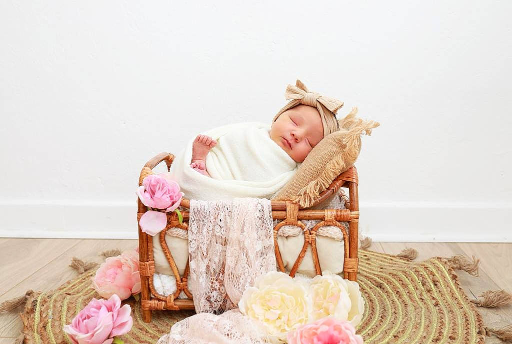 Livia a rejoint le concours — aidez-le/la à gagner de superbes lots ! bouquet, chair, comfort, cut_flowers, event, fashion_accessory, fashion_design, flash_photography, flower, flower_arranging, happy, headwear, hybrid_tea_rose, linens, magenta, peach, person, petal, pink, rose