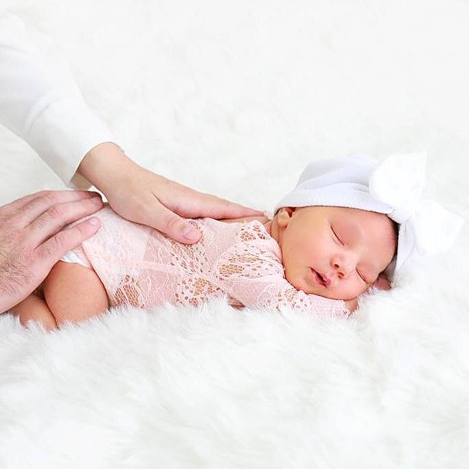 Livia participe au concours pour gagner de l'argent avec cette photo : baby, baby_sleeping, baby_toddler_clothing, cap, child, comfort, embellishment, fashion_accessory, hair_accessory, hand, happy, headwear, human_leg, jewellery, linens, pattern, peach, person, pink, skin