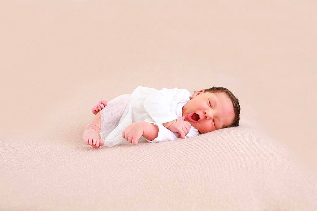Livia participe au concours pour gagner de l'argent avec cette photo : baby, baby_toddler_clothing, carmine, cheek, child, comfort, flash_photography, flooring, fun, happy, linens, person, portrait_photography, sitting, sleeve, toddler