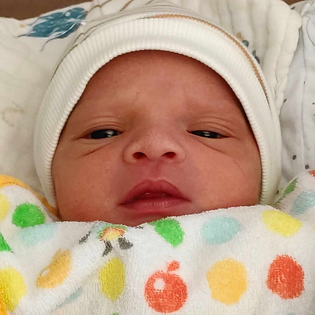 Tayssia a rejoint le concours — aidez-le/la à gagner de superbes lots ! architecture, baby, bed, blanket, bonnet, building, cap, clothing, face, furniture, glove, hat, head, hospital, newborn, person, photography, portrait, quilt, sleeping