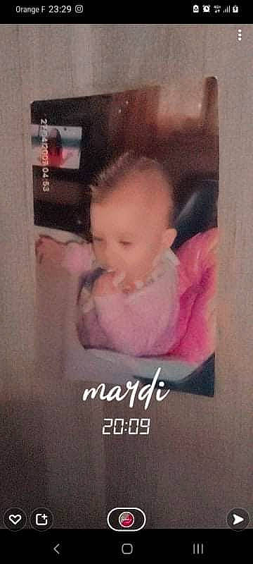 Oceane participe au concours pour gagner de l'argent avec cette photo : baby, baby_toddler_clothing, chair, child, cool, display_device, ear, eyelash, font, happy, magenta, material_property, nose, person, photo_caption, pink, room, sitting, square, toddler