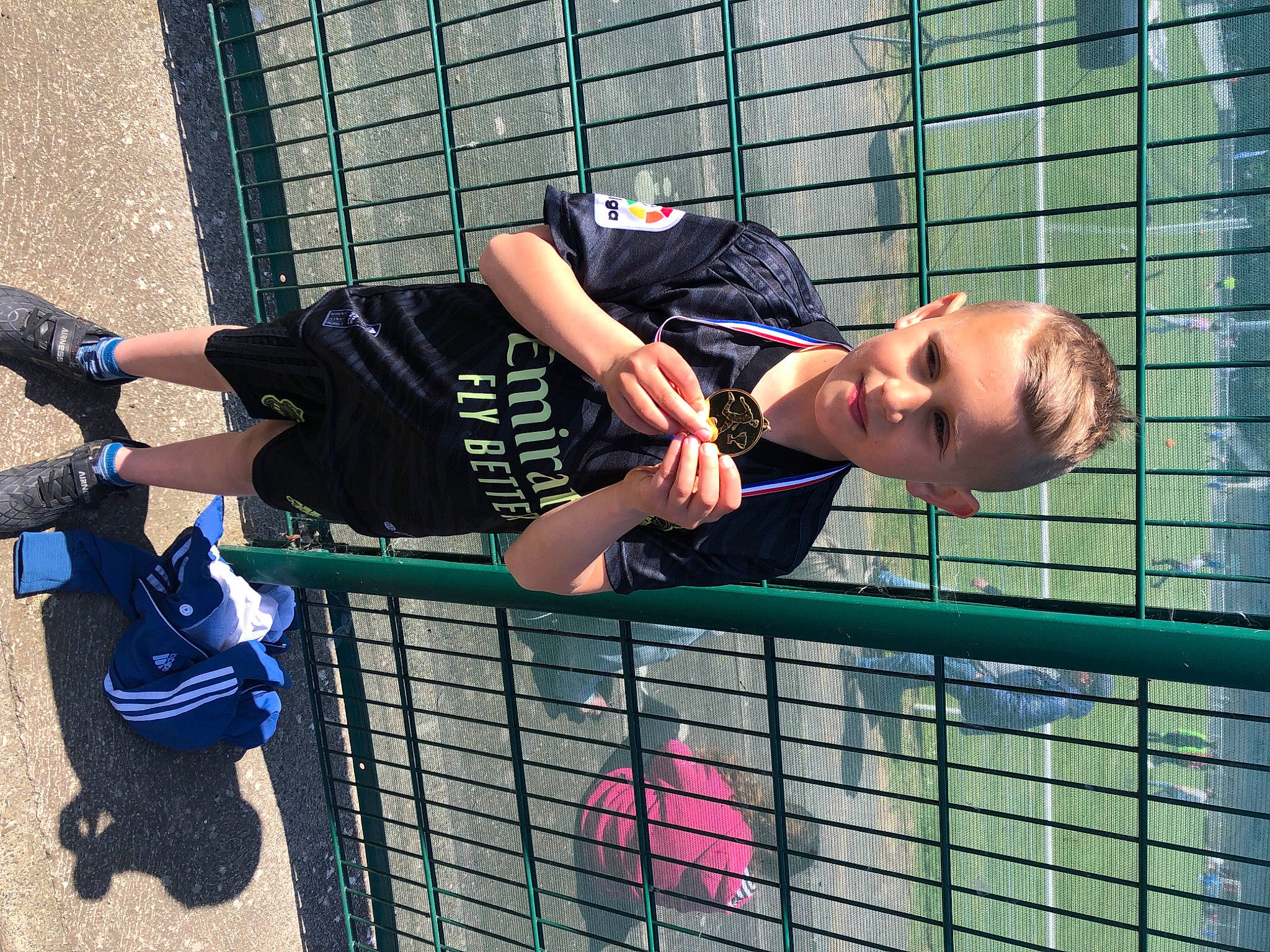 Karim participe au concours pour gagner de l'argent avec cette photo : elbow, fence, fun, hand, human_leg, joy, knee, leg, leisure, mesh, net, pattern, person, player, shorts, sock, sports, sports_gear, sports_uniform, sportswear