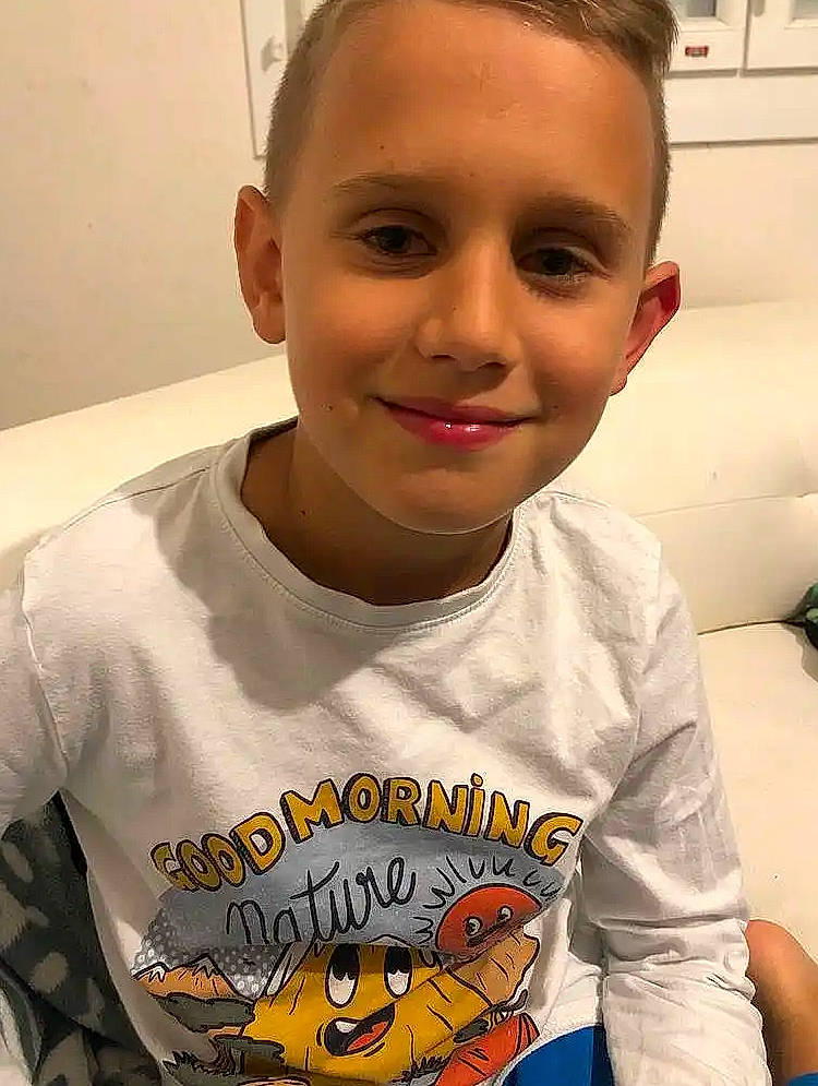 Karim participe au concours pour gagner de l'argent avec cette photo : cheek, child, chin, cool, eyebrow, eyewear, face, forehead, fun, happy, head, jaw, joy, mouth, muscle, neck, nose, person, selfie, sleeve