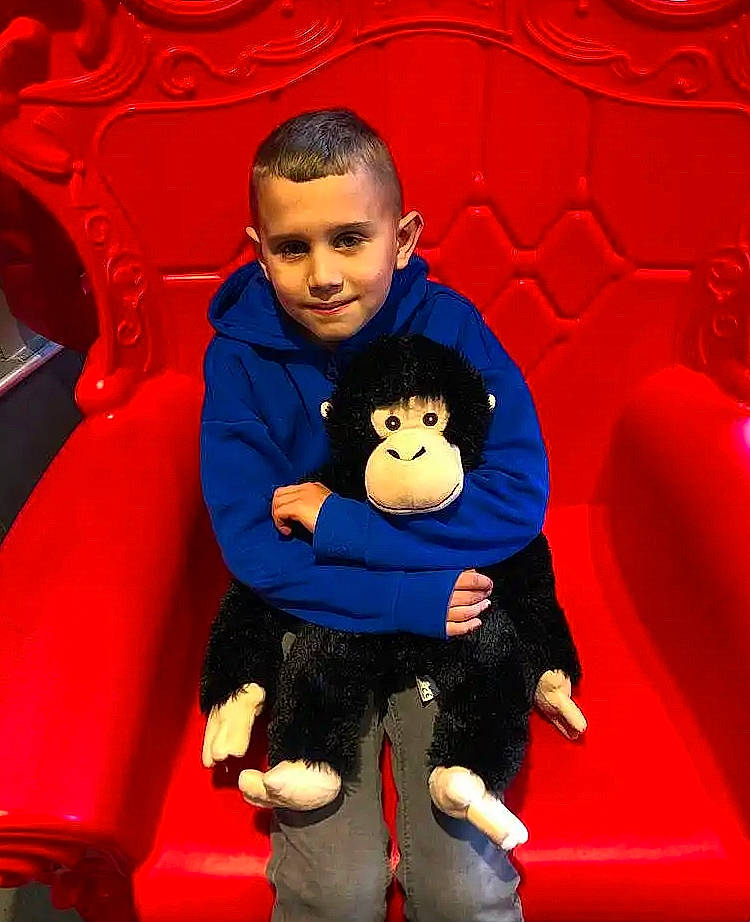 Karim participe au concours pour gagner de l'argent avec cette photo : baby, carmine, child, comfort, entertainment, fictional_character, fun, happy, joy, lap, leisure, magenta, person, product, recreation, red, sitting, smile, stuffed_toy, teddy_bear