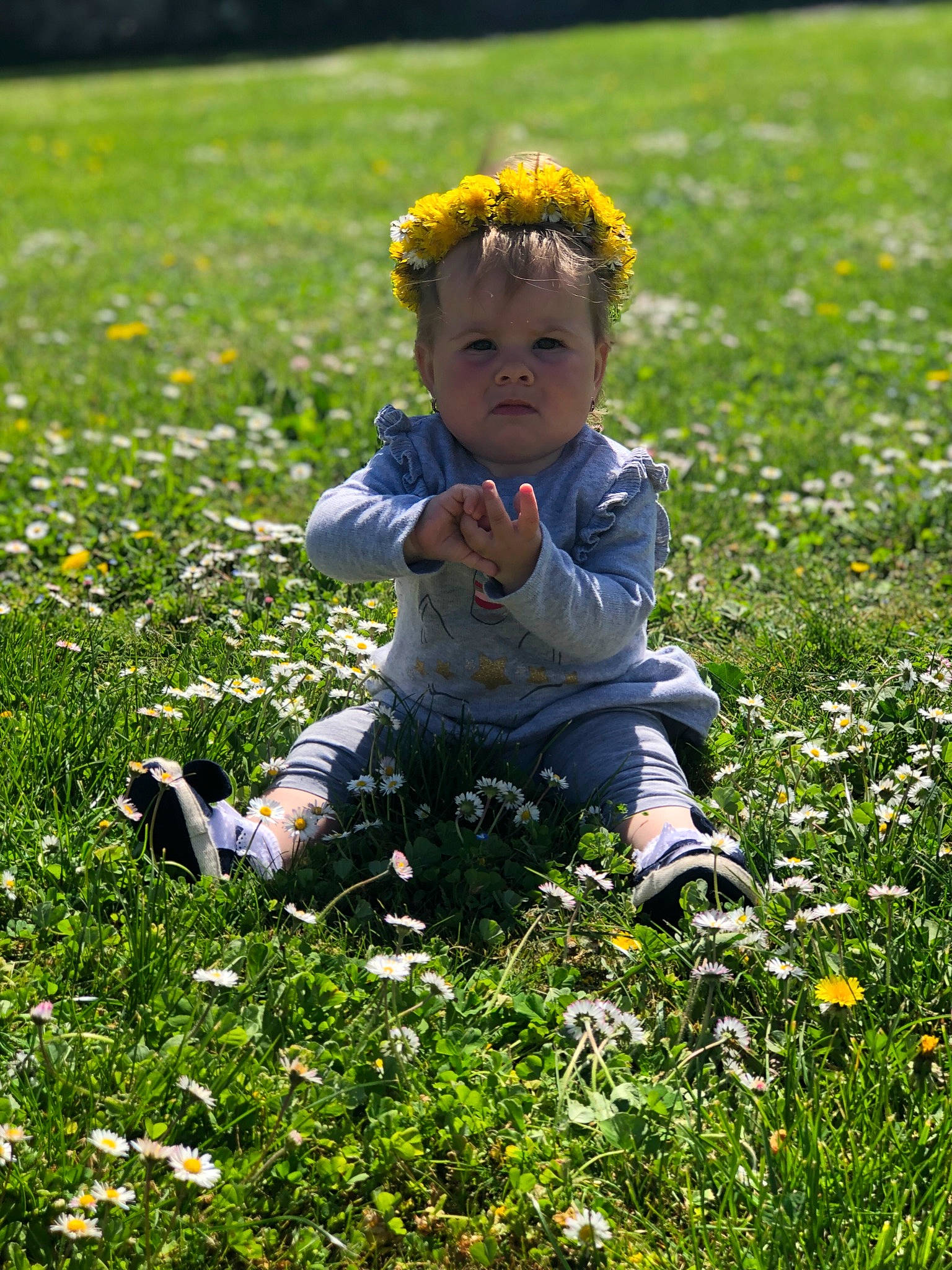 Jasmine a rejoint le concours — aidez-le/la à gagner de superbes lots ! baby, baby_toddler_clothing, botany, child, field, flower, grass, grass_family, grassland, green, groundcover, happy, lawn, meadow, nature, people_in_nature, person, plant, sunlight, toddler