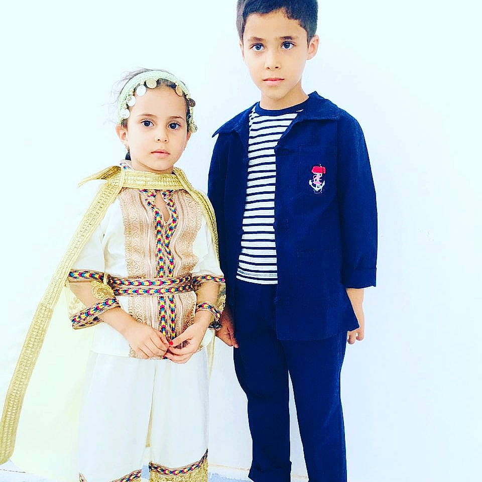 Mohammed a rejoint le concours — aidez-le/la à gagner de superbes lots ! baby, baby_toddler_clothing, blazer, collar, day_dress, dress, face, fashion_design, formal_wear, gesture, hairstyle, happy, head, headgear, headwear, neck, one_piece_garment, person, sleeve, suit
