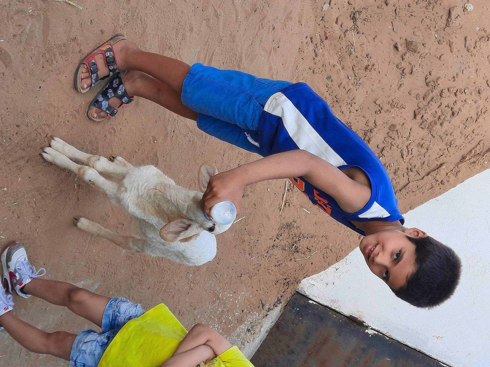 Mohammed participe au concours pour gagner de l'argent avec cette photo : blue, elbow, electric_blue, finger, foot, fun, human_leg, joint, joy, knee, landscape, leg, leisure, person, recreation, shoe, shorts, sneakers, thigh, trunk