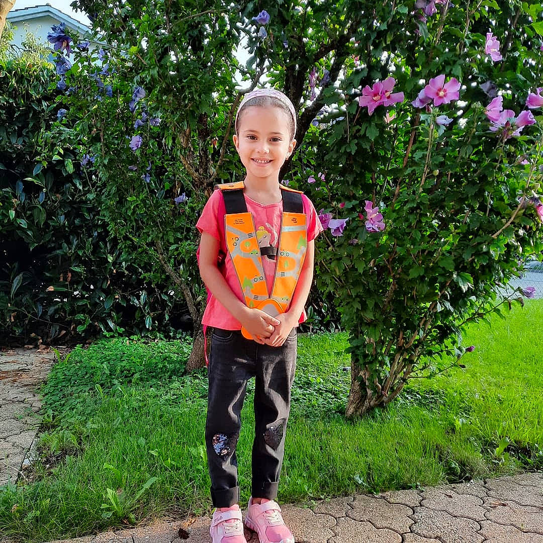 Aisha participe au concours pour gagner de l'argent avec cette photo : botany, clothing, face, flower, grass, hair, happy, head, headgear, joy, leisure, magenta, people_in_nature, person, pink, plant, sleeve, smile, sportswear, street_fashion