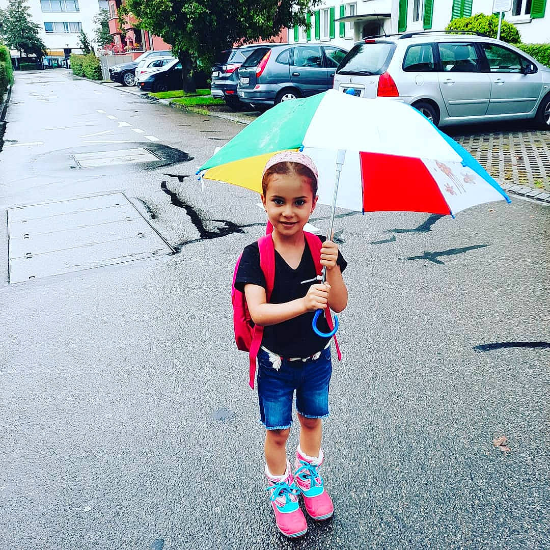 Aisha a rejoint le concours — aidez-le/la à gagner de superbes lots ! asphalt, car, electric_blue, fun, grass, joy, leisure, motor_vehicle, person, plant, recreation, road, road_surface, shorts, sidewalk, t_shirt, tire, toddler, travel, tree