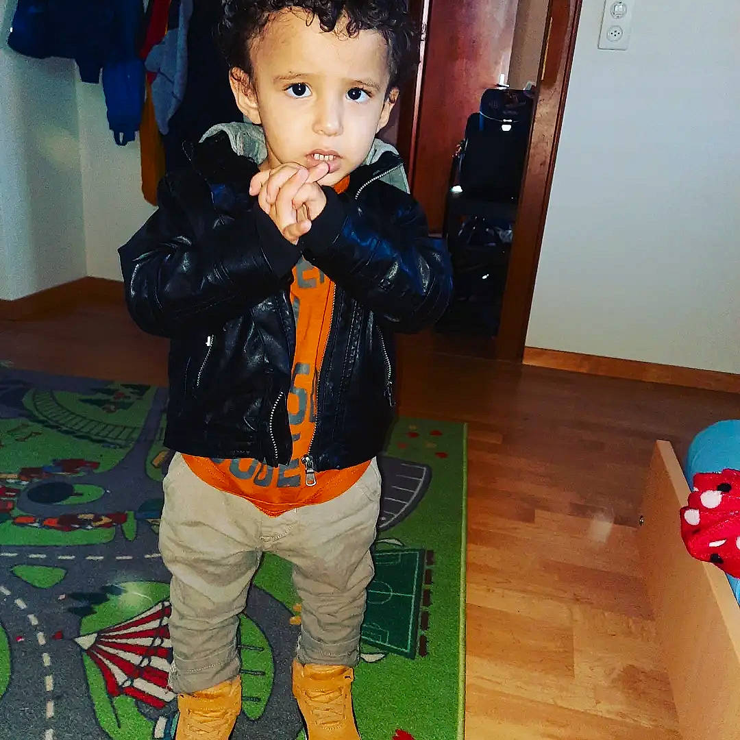 Taha participe au concours pour gagner de l'argent avec cette photo : baby, baby_toddler_clothing, child, eye, flooring, fun, fur, hardwood, jacket, pattern, person, personal_protective_equipment, play, room, sitting, sleeve, sportswear, t_shirt, toddler, white