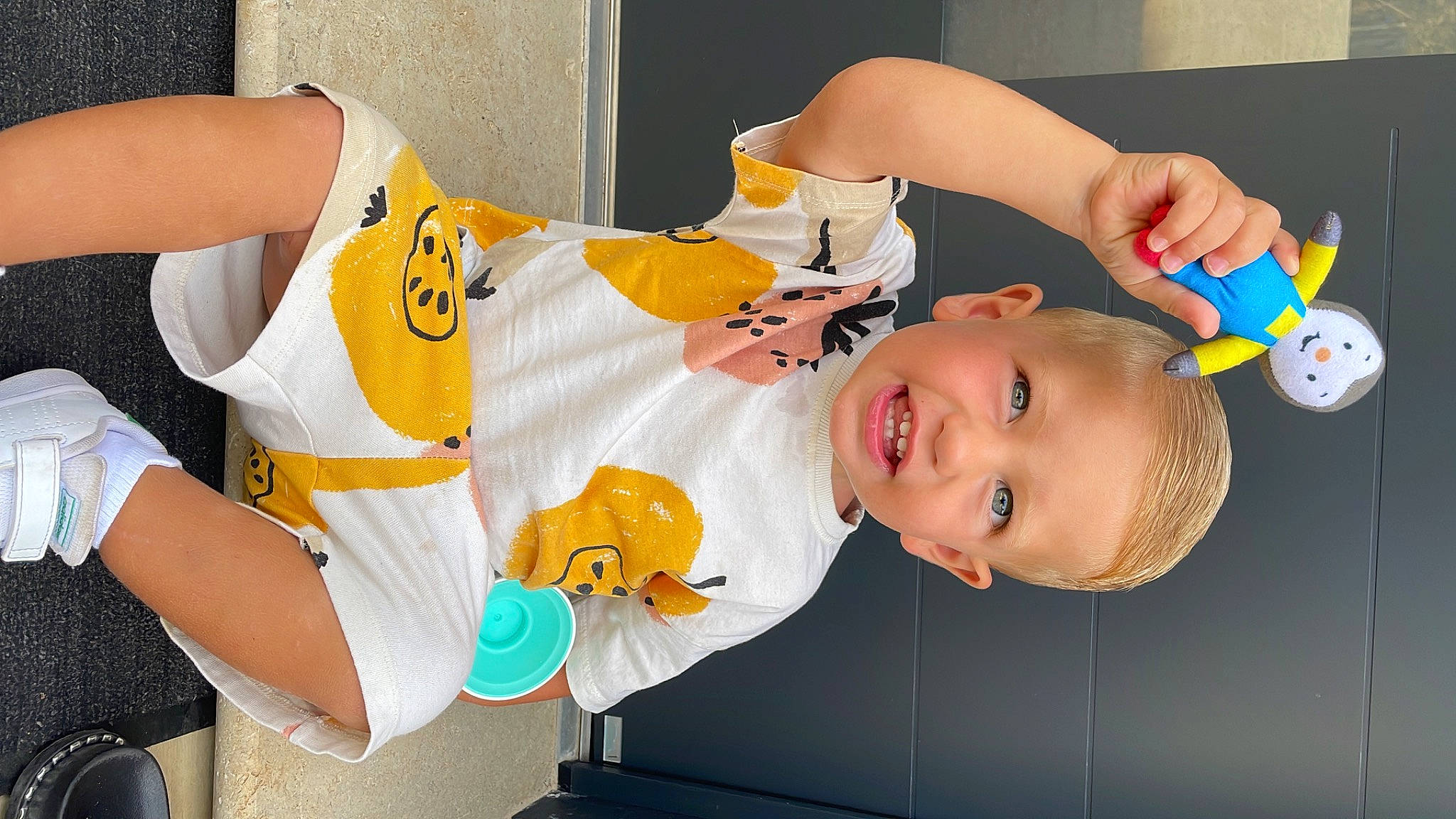 Mattéo a rejoint le concours — aidez-le/la à gagner de superbes lots ! arm, baby, baby_toddler_clothing, child, elbow, finger, fun, hand, happy, joint, mammal, nail, orange, person, room, smile, t_shirt, thigh, thumb, toddler