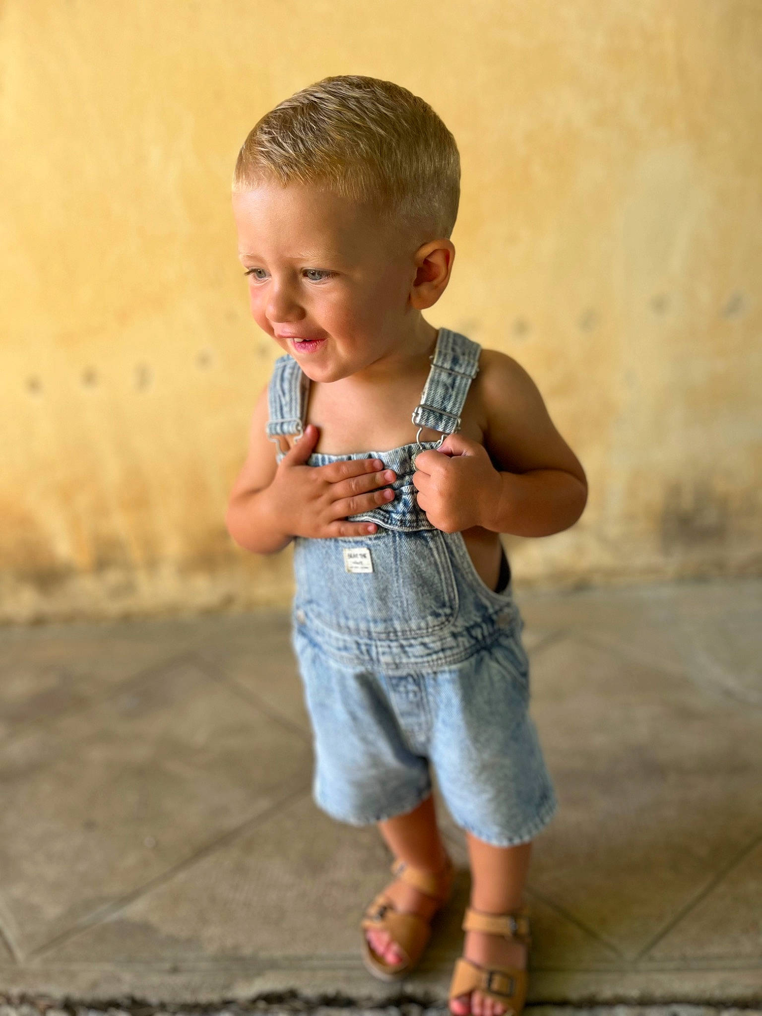 Mattéo a rejoint le concours — aidez-le/la à gagner de superbes lots ! baby, baby_toddler_clothing, child, flash_photography, fun, grass, happy, head, human_leg, leg, leisure, pattern, person, shorts, skin, sleeve, smile, t_shirt, toddler, tree