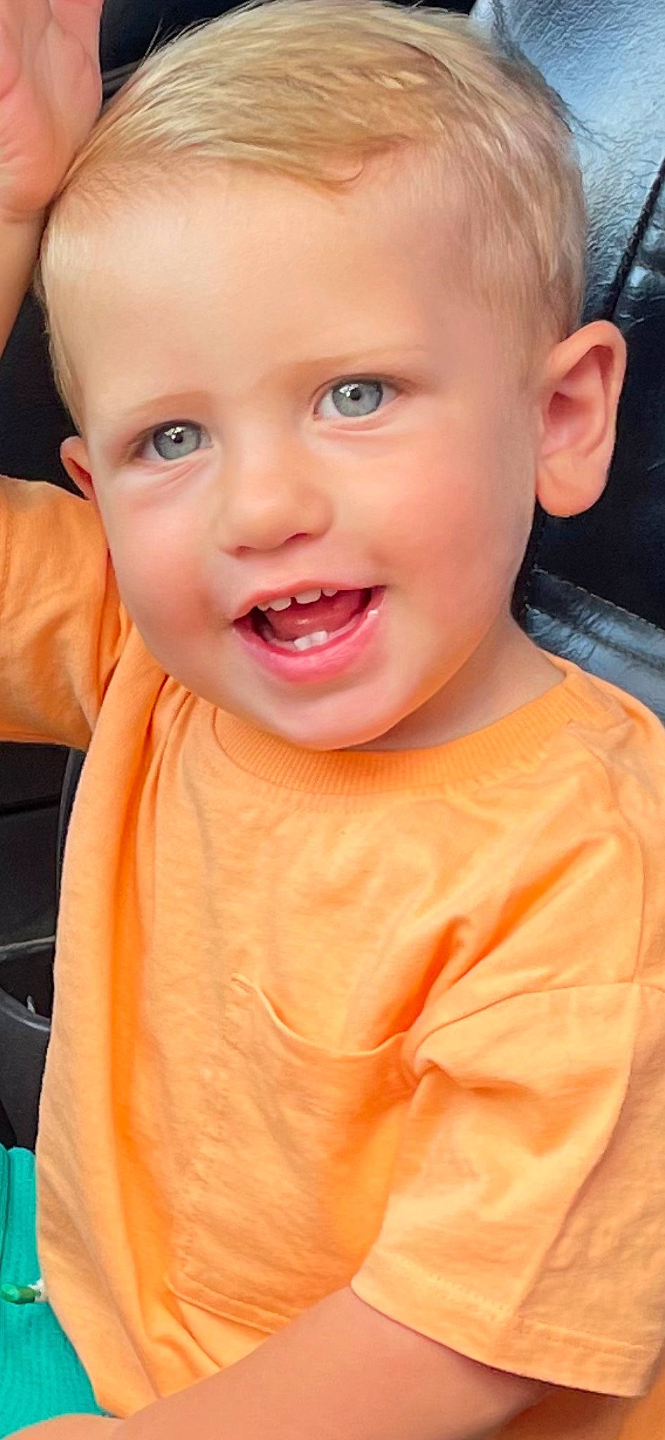 Mattéo participe au concours pour gagner de l'argent avec cette photo : baby, baby_toddler_clothing, cheek, chin, cool, eyebrow, eyelash, fun, gesture, happy, iris, joy, lip, mouth, neck, nose, orange, person, skin, sleeve