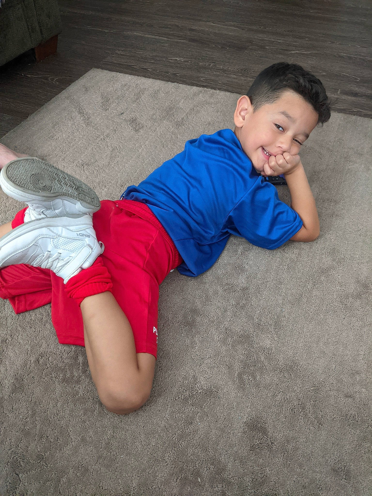 Andreas is registered to the contest to win money with this photo: baby, baby_toddler_clothing, barefoot, child, comfort, electric_blue, floor, flooring, foot, grass, human_leg, joy, knee, leg, person, sitting, sleeve, sock, sportswear, t_shirt
