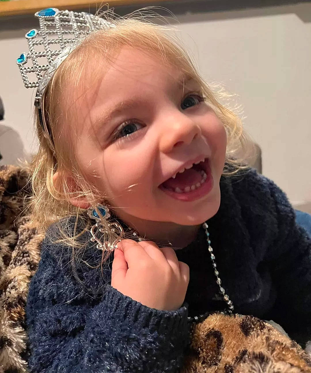 Anna a rejoint le concours — aidez-le/la à gagner de superbes lots ! cheek, cool, ear, eyelash, gesture, hair, hairstyle, happy, iris, jaw, lip, mouth, neck, nose, organ, person, skin, sleeve, smile, toddler