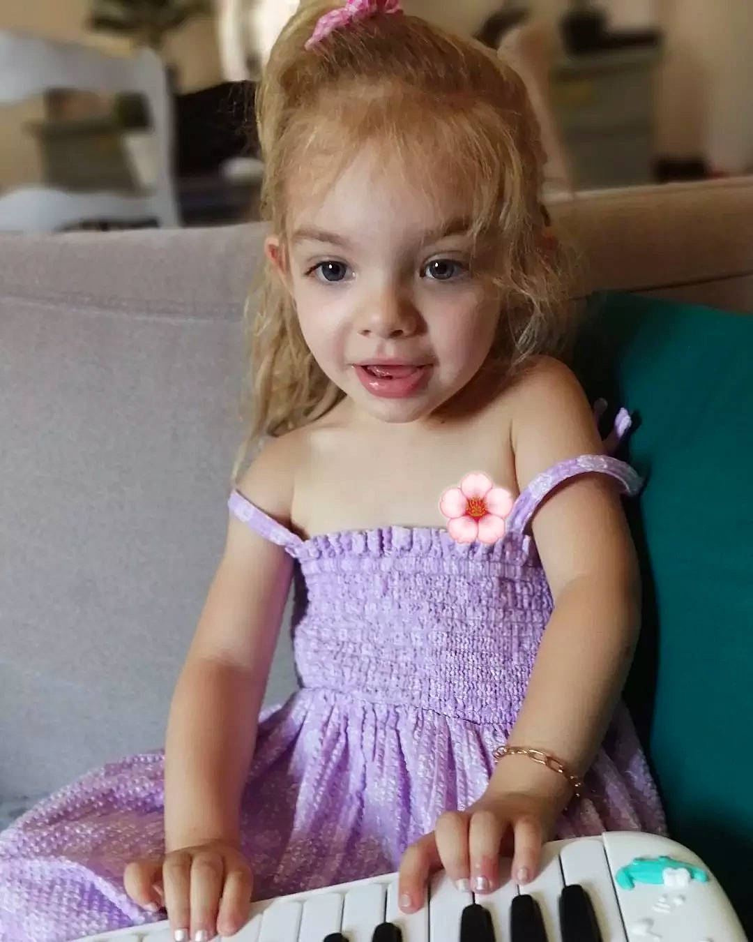 Anna participe au concours pour gagner de l'argent avec cette photo : baby_toddler_clothing, cool, electronic_instrument, eye, eyelash, facial_expression, finger, hairstyle, happy, head, input_device, iris, organ, person, photograph, pink, purple, skin, sleeve, toddler