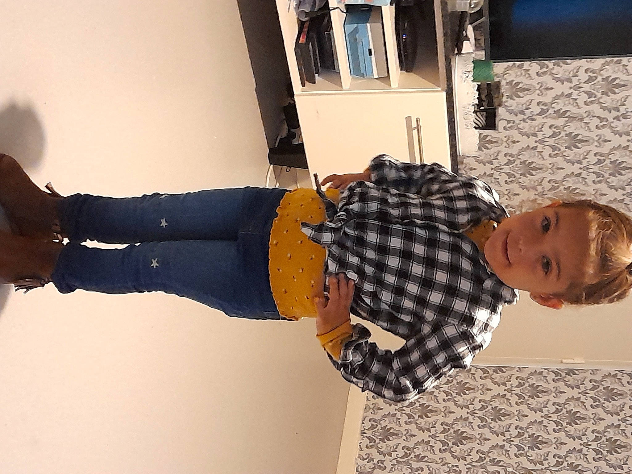 Lina a rejoint le concours — aidez-le/la à gagner de superbes lots ! comfort, elbow, flooring, fun, gesture, happy, knee, pattern, person, plaid, room, shelf, sitting, sleeve, tartan, thigh, toddler, waist, wood, wrist