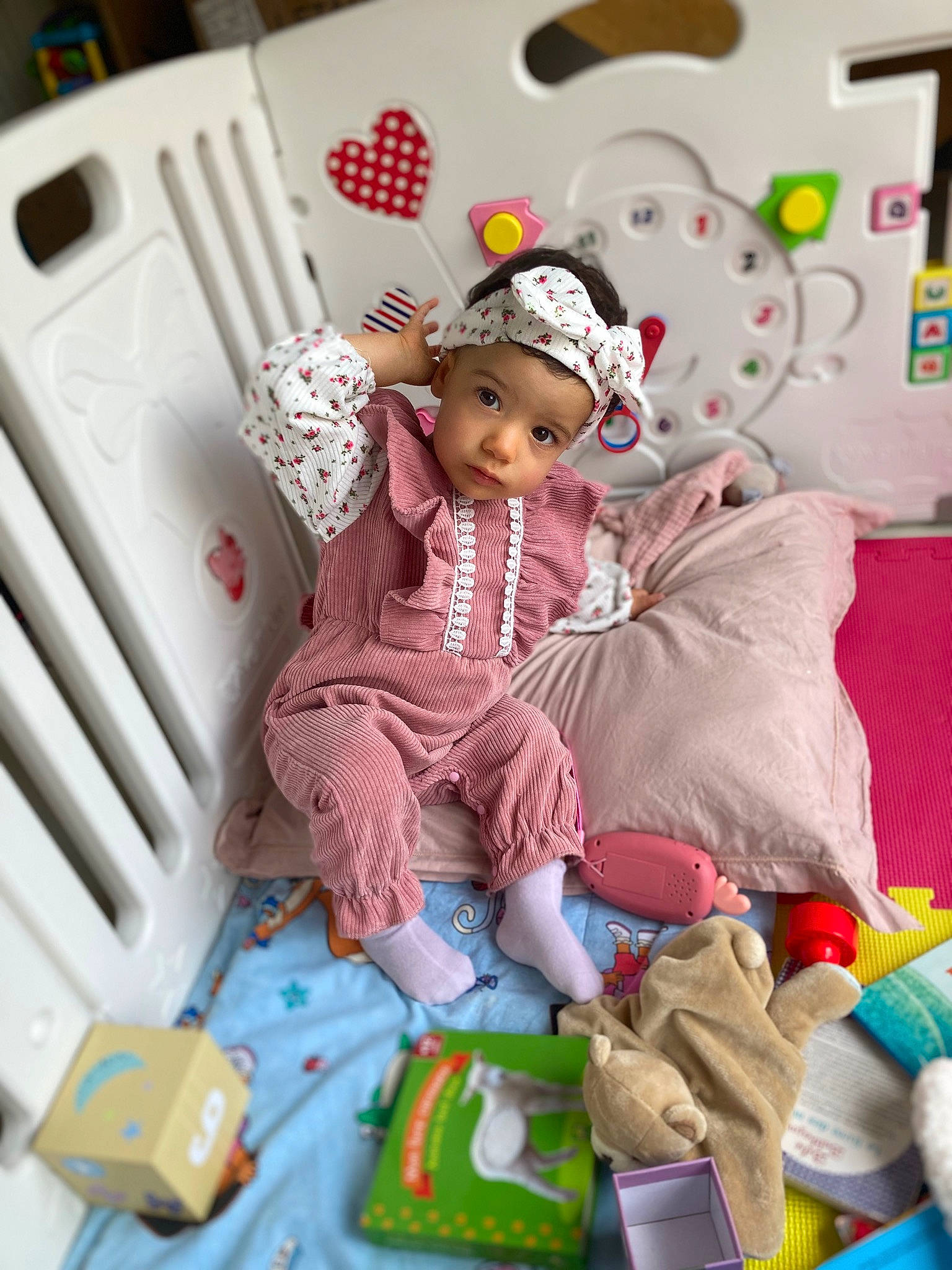 Noëline a rejoint le concours — aidez-le/la à gagner de superbes lots ! baby, baby_products, baby_toddler_clothing, baby_toys, child, event, fun, happy, headwear, linens, magenta, pattern, person, pink, plush, product, room, sitting, stuffed_toy, textile