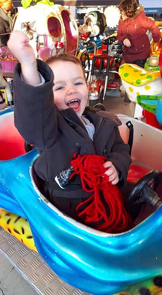 Mael a rejoint le concours — aidez-le/la à gagner de superbes lots ! amusement_park, amusement_ride, child, fun, games, leisure, nonbuilding_structure, park, person, play, recreation, toddler