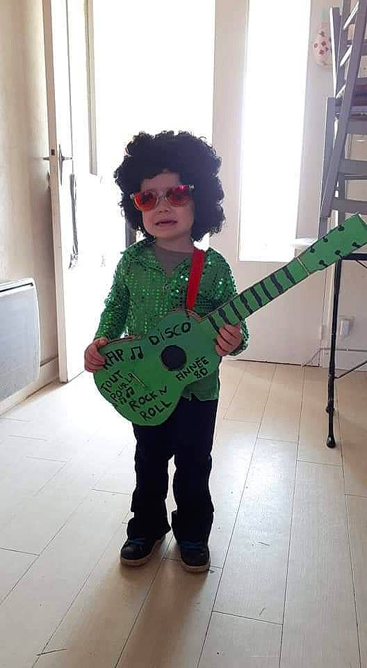 Mael participe au concours pour gagner de l'argent avec cette photo : costume, musical_instrument, person
