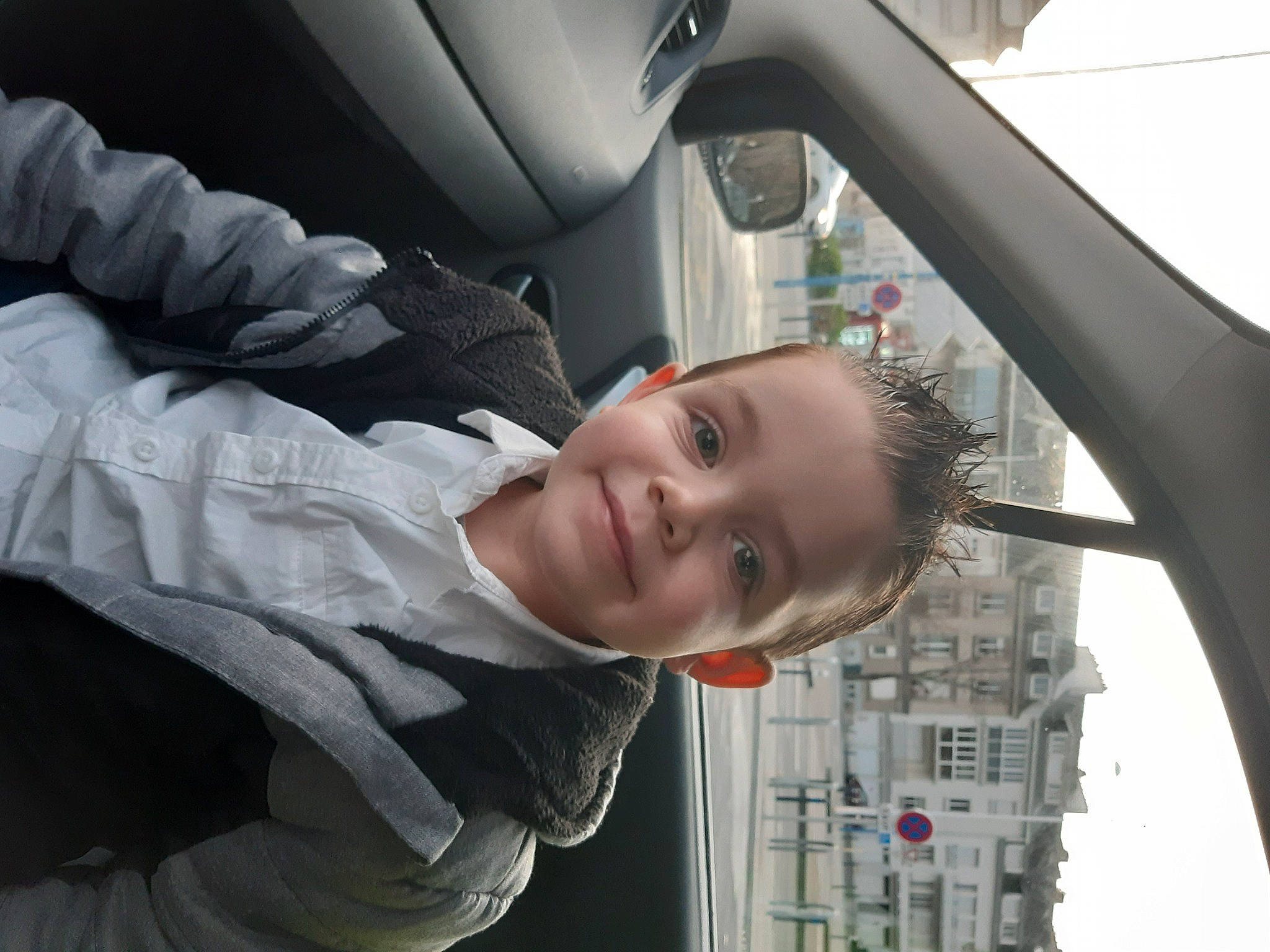 Maël a rejoint le concours — aidez-le/la à gagner de superbes lots ! auto_part, automotive_design, automotive_exterior, automotive_window_part, baby, building, car, car_seat, car_seat_cover, child, comfort, family_car, head_restraint, joy, luxury_vehicle, motor_vehicle, person, personal_luxury_car, smile, toddler