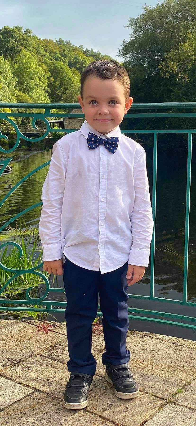 Maël a rejoint le concours — aidez-le/la à gagner de superbes lots ! blazer, bow_tie, button, collar, denim, dress_shirt, electric_blue, fashion_accessory, formal_wear, grass, jewellery, joy, pattern, person, plant, sleeve, smile, street_fashion, t_shirt, tie