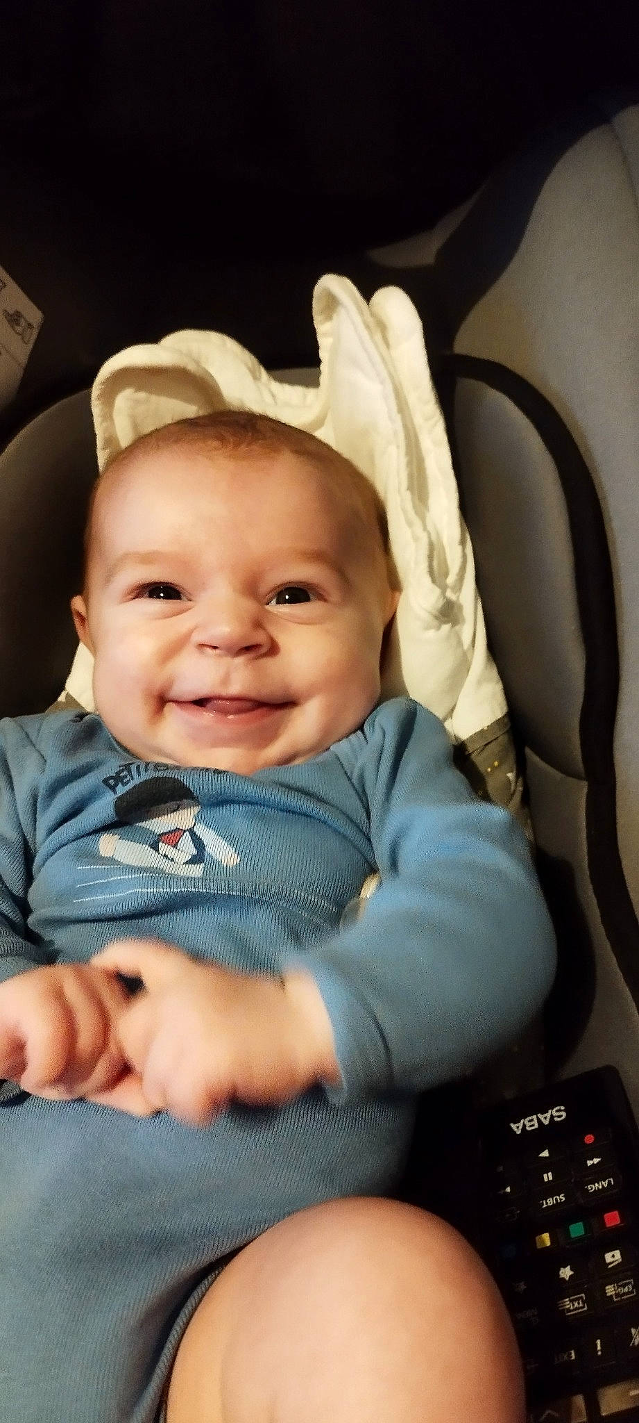 Pacôme participe au concours pour gagner de l'argent avec cette photo : baby, baby_toddler_clothing, cheek, chin, comfort, eye, eyebrow, face, facial_expression, finger, flash_photography, gesture, hand, happy, iris, joy, lip, mouth, person, skin