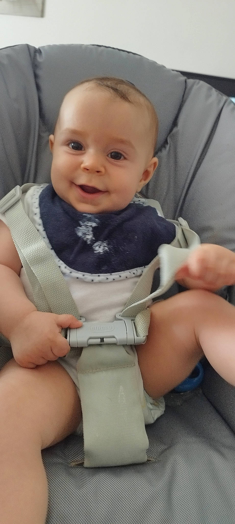 Pacôme participe au concours pour gagner de l'argent avec cette photo : baby, baby_carriage, baby_products, baby_toddler_clothing, cheek, child, comfort, dress, eye, face, finger, happy, head, human_body, joy, person, seat_belt, sitting, skin, smile