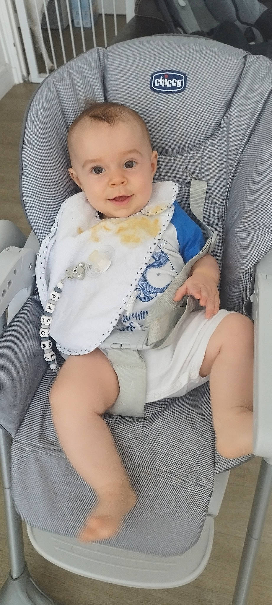 Pacôme participe au concours pour gagner de l'argent avec cette photo : baby, baby_products, baby_toddler_clothing, chair, cheek, child, comfort, eye, flash_photography, happy, human_leg, knee, lap, person, sitting, skin, sleeve, smile, thigh, toddler