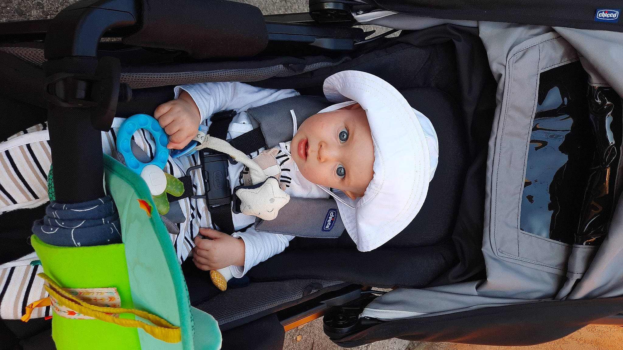 Balian a rejoint le concours — aidez-le/la à gagner de superbes lots ! auto_part, baby, baby_carriage, baby_products, baby_safety, baby_toddler_clothing, bag, car_seat, child, comfort, headwear, lap, luxury_vehicle, people, person, product, sitting, smile, suit, toddler