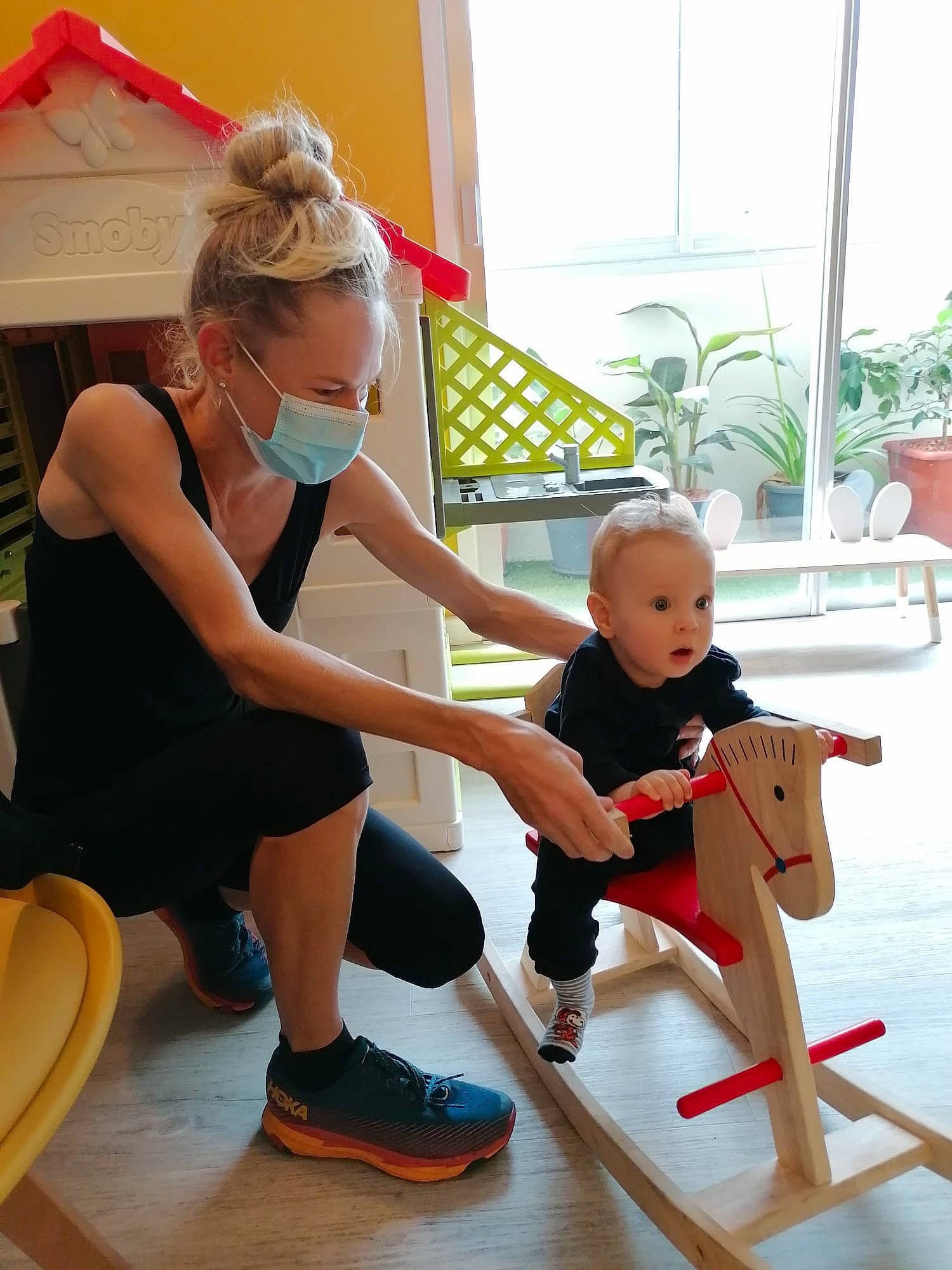 Balian a rejoint le concours — aidez-le/la à gagner de superbes lots ! baby, floor, flooring, flowerpot, fun, hardwood, houseplant, human_leg, joint, knee, leg, leisure, person, plant, shoulder, sneakers, summer, surprise, thigh, toddler