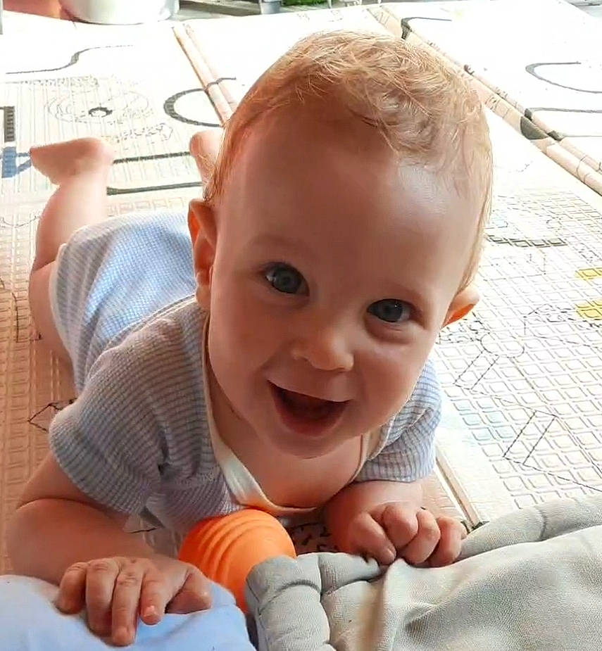 Balian participe au concours pour gagner de l'argent avec cette photo : arm, baby, cheek, chin, comfort, ear, eyebrow, face, facial_expression, finger, gesture, happy, iris, lip, mouth, muscle, nose, person, product, skin