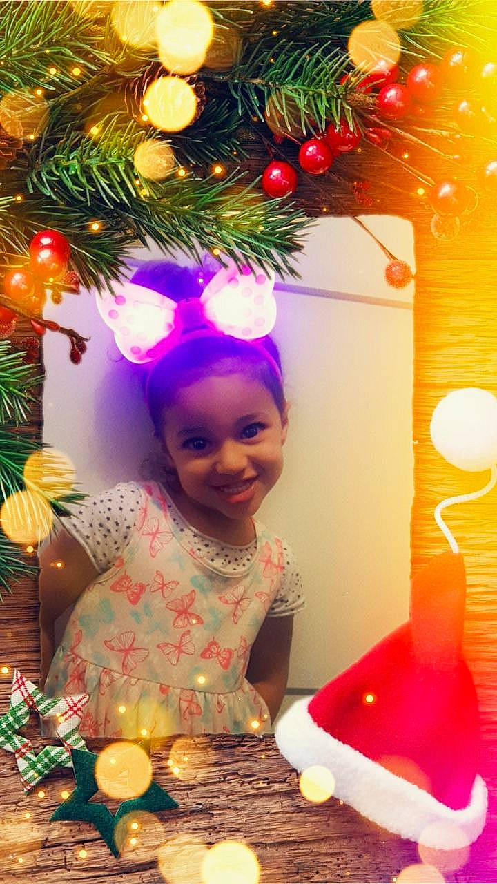 Ilhem participe au concours pour gagner de l'argent avec cette photo : christmas, christmas_decoration, christmas_eve, christmas_lights, christmas_ornament, christmas_tree, conifer, costume_accessory, decoration, event, facial_expression, happy, holiday, holiday_ornament, interior_design, joy, ornament, party, party_supply, person