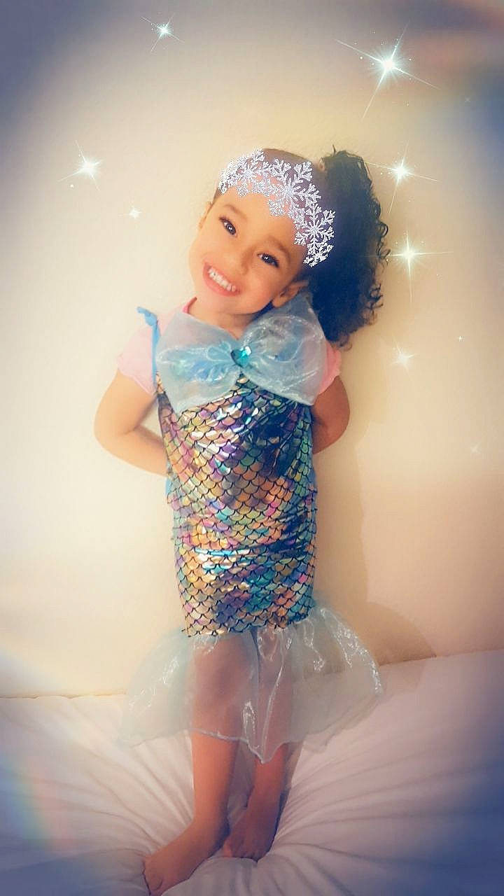 Ilhem a rejoint le concours — aidez-le/la à gagner de superbes lots ! baby_toddler_clothing, child, child_model, day_dress, embellishment, facial_expression, foot, hair_accessory, happy, headpiece, headwear, joy, person, skin, standing, toddler