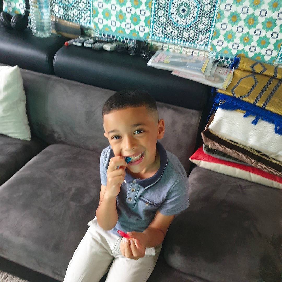 Sofiane participe au concours pour gagner de l'argent avec cette photo : couch, joy, living_room, person, sofa_bed, studio_couch, thumb, turquoise