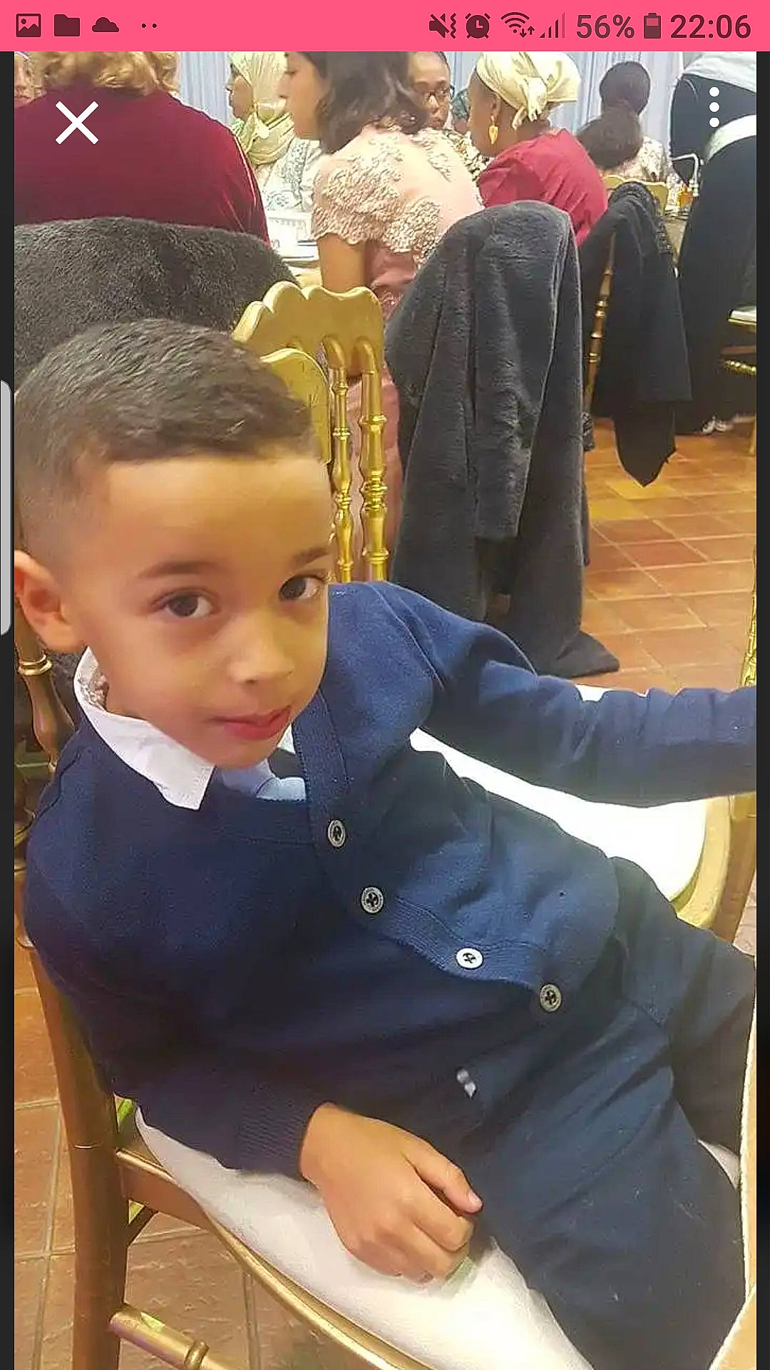 Sofiane participe au concours pour gagner de l'argent avec cette photo : baby_toddler_clothing, bag, bazaar, button, buzz_cut, customer, ear, market, marketplace, person, retail, s_curl, scarf, shopping, sitting, temple