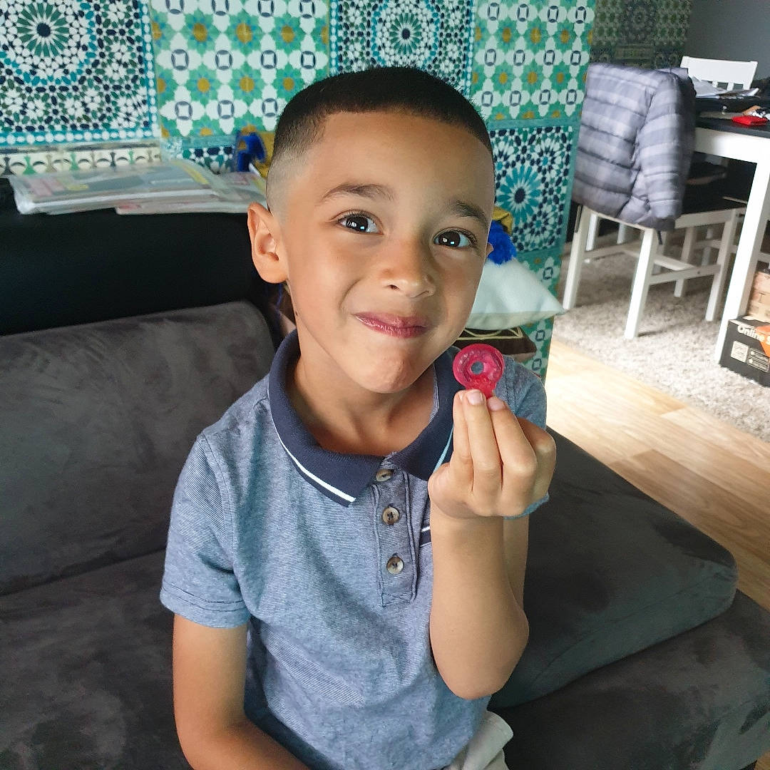 Sofiane a rejoint le concours — aidez-le/la à gagner de superbes lots ! armrest, buzz_cut, caesar_cut, coffee_table, cool, couch, eye, houseplant, joy, laminate_flooring, living_room, person, t_shirt, thumb, tooth, wood_flooring