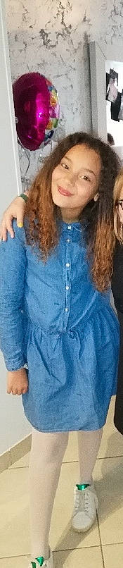 Selwa a rejoint le concours — aidez-le/la à gagner de superbes lots ! beauty, black, blue, brown, brown_hair, button, clothing, collar, electric_blue, fashion, fashion_design, gesture, hair_coloring, hairstyle, jacket, joy, long_hair, person, selfie, sleeve