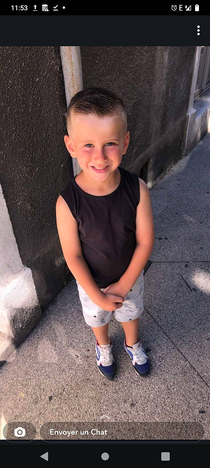 Lyham a rejoint le concours — aidez-le/la à gagner de superbes lots ! baby_toddler_clothing, chin, cool, eye, face, flash_photography, floor, hair, hairstyle, head, human_body, joy, knee, leg, person, shorts, shoulder, skin, sleeve, smile