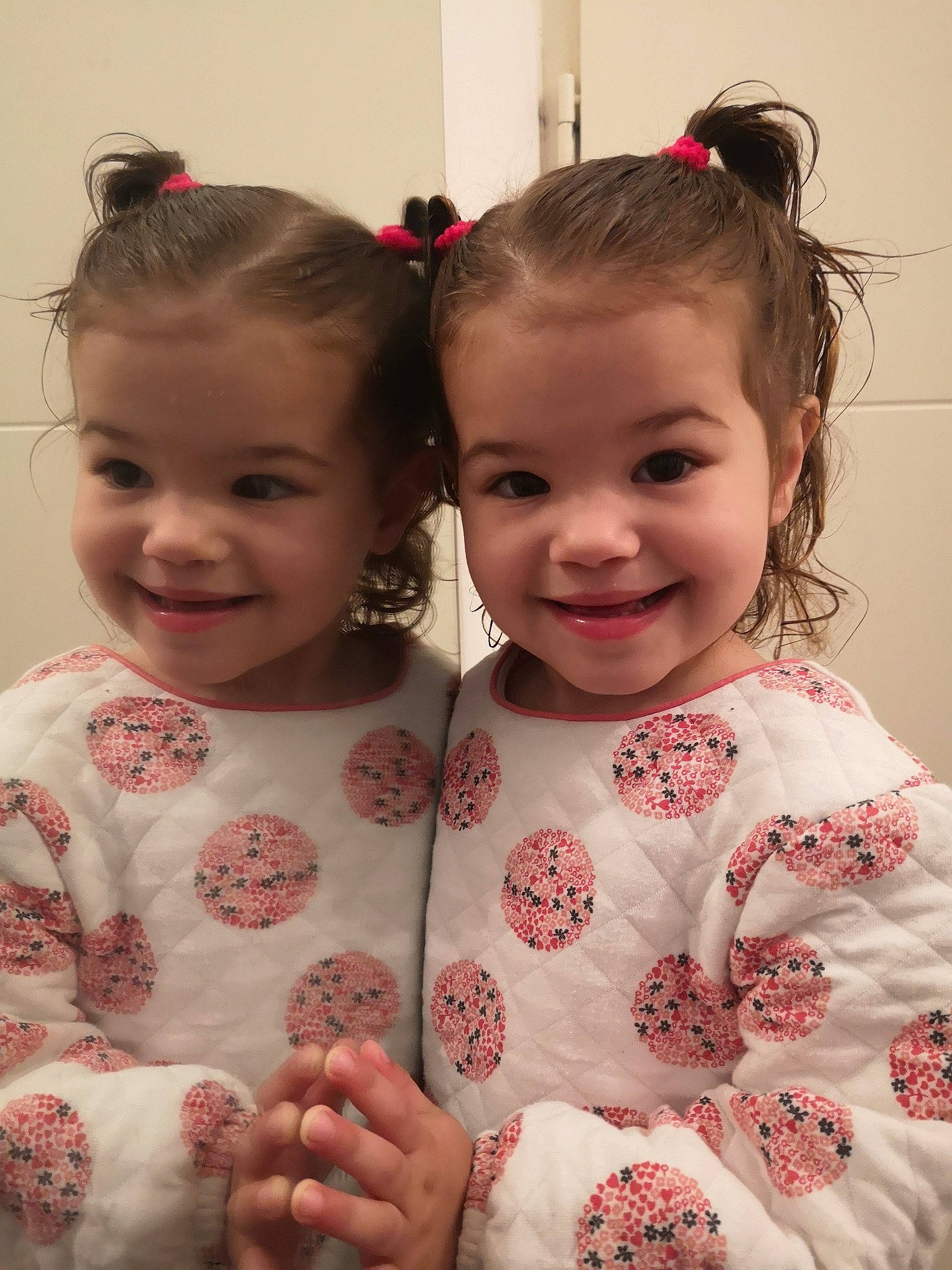 Jade participe au concours pour gagner de l'argent avec cette photo : baby_toddler_clothing, cheek, chin, dress, face, facial_expression, gesture, hair, happy, iris, joy, lip, neck, person, photograph, pink, red, skin, sleeve, smile