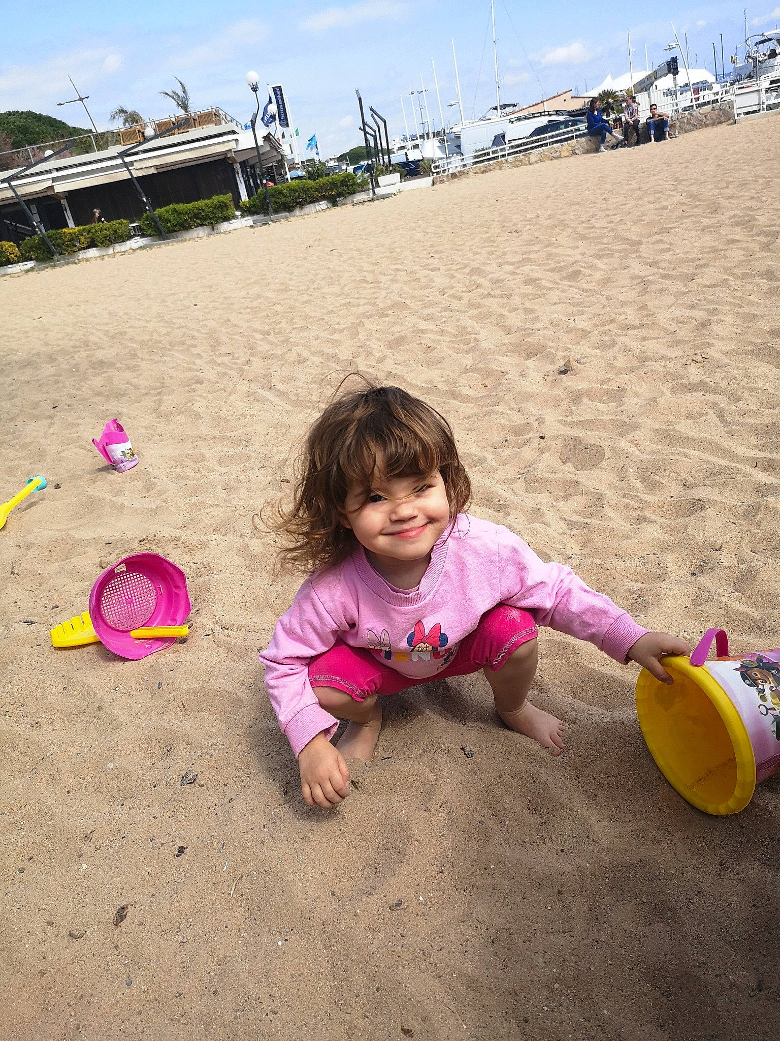 Jade participe au concours pour gagner de l'argent avec cette photo : beach, child, cloud, fun, grass, happy, hat, joy, leisure, natural_environment, people_in_nature, people_on_beach, person, play, public_space, recreation, sand, sky, smile, summer