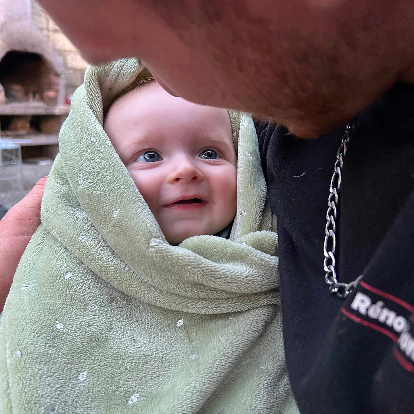 Mylan a rejoint le concours — aidez-le/la à gagner de superbes lots ! adult, affection, baby, blanket, child, close_up, cuddle, expression, eyes, face, family, hug, human, indoor, love, person, portrait, smile, soft_texture, warmth