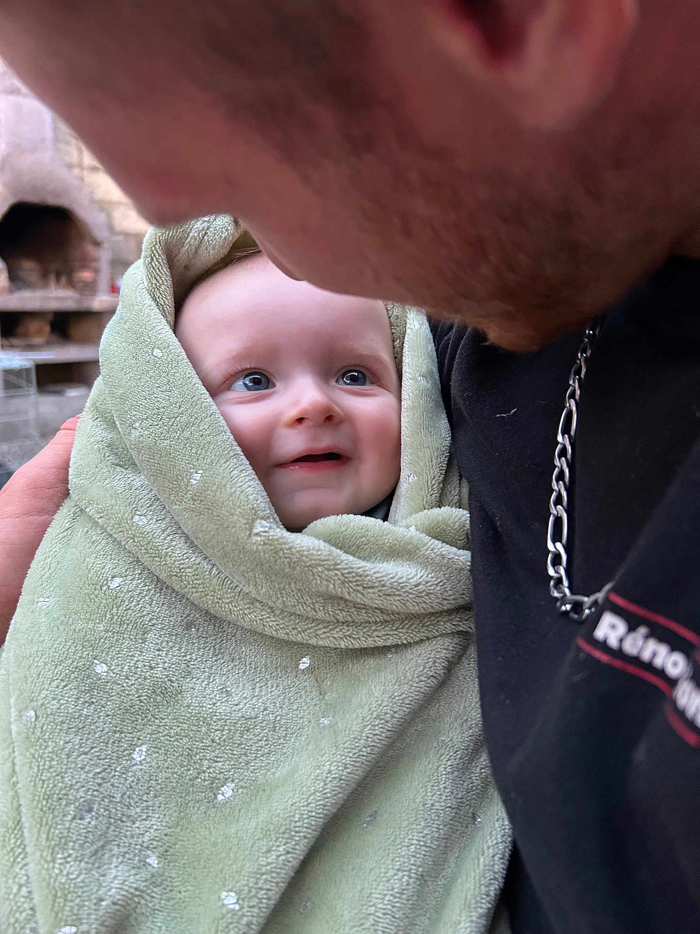 Mylan a rejoint le concours — aidez-le/la à gagner de superbes lots ! baby, child, blanket, face, person, adult, close_up, hug, love, warmth, indoor, soft_texture, eyes, smile, family, cuddle, portrait, expression, human, affection