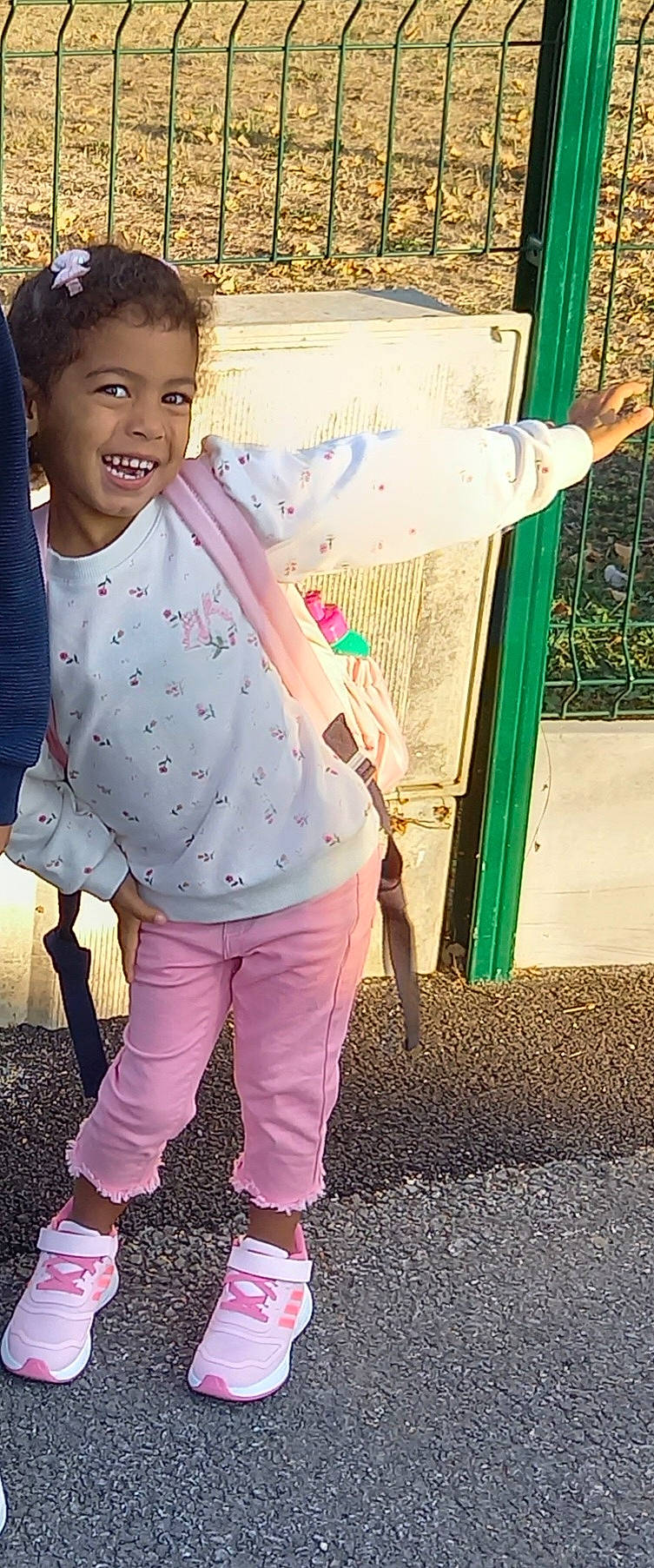 Maëlia participe au concours pour gagner de l'argent avec cette photo : baby_toddler_clothing, child, child_model, denim, face, fun, grass, happy, head, joy, leisure, magenta, pattern, person, pink, play, sitting, sleeve, smile, t_shirt