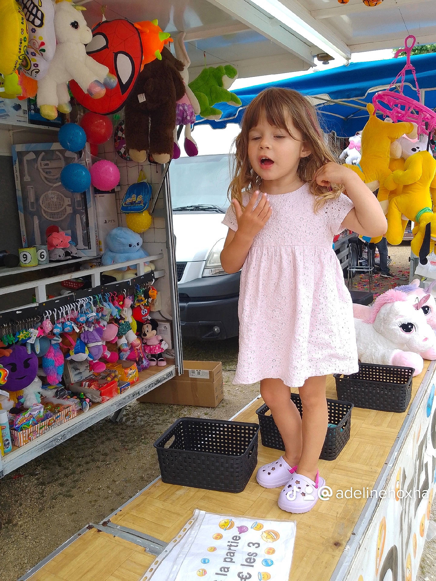 Valentina a rejoint le concours — aidez-le/la à gagner de superbes lots ! bag, child, doll, event, fashion, fashion_design, fun, person, photograph, pink, play, product, room, shelf, shoe, snapshot, stuffed_toy, t_shirt, textile, toy